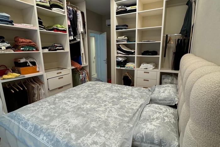 Begehbares Ankleidezimmer mit maßgefertigten Einbauregalen und Schranktüren