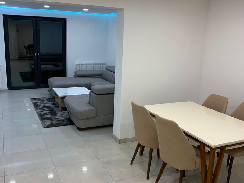 Fertig saniertes Wohn- und Esszimmer mit hellem Fliesenboden