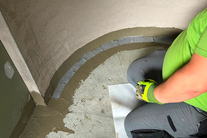 Mitarbeiter beim Spachteln einer gerundeten Trockenbauwand
