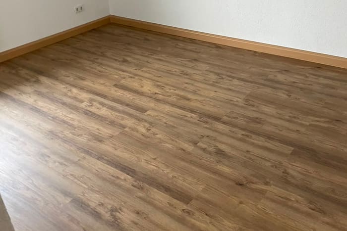 Fertig verlegter Vinylboden in Holzoptik in einem leeren Wohnraum